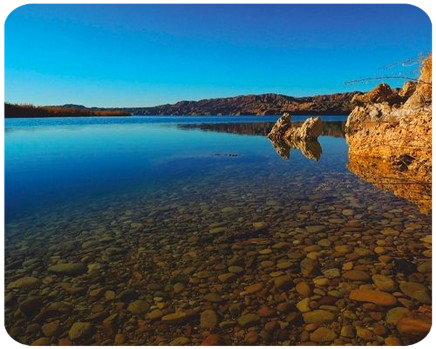 Agua cristalina en el Embalse del Negratín